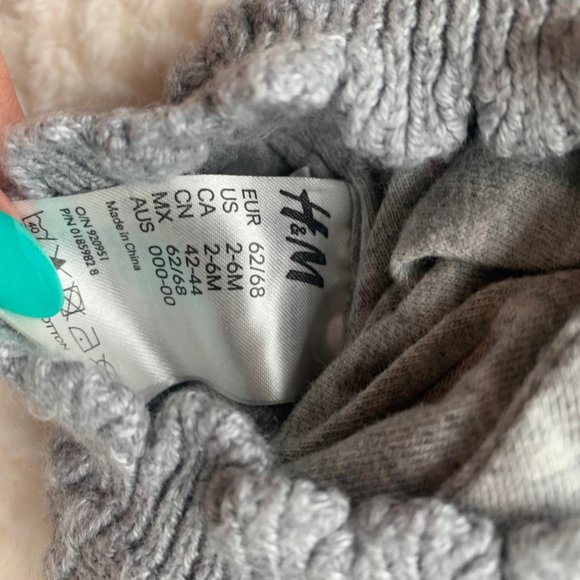 š„Free with Purchaseš„ H&M Gray Infant Knitted Lined Beret with Bow - 2 to 6 mo - Picture 3 of 3